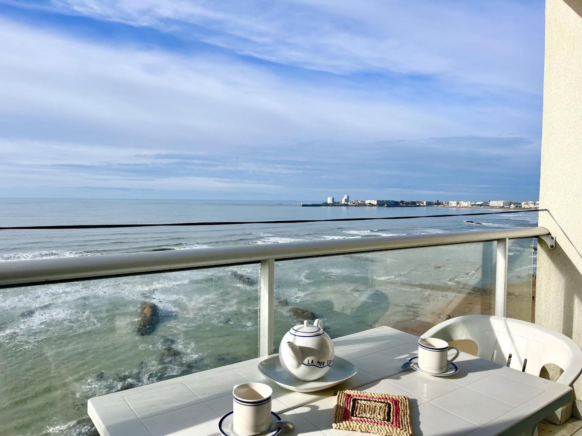 Joli Appartement Avec Vue Imprenable Sur La Baie Des Sables - 4 Pers レ・サ​​ーブル・ドロンヌ エクステリア 写真