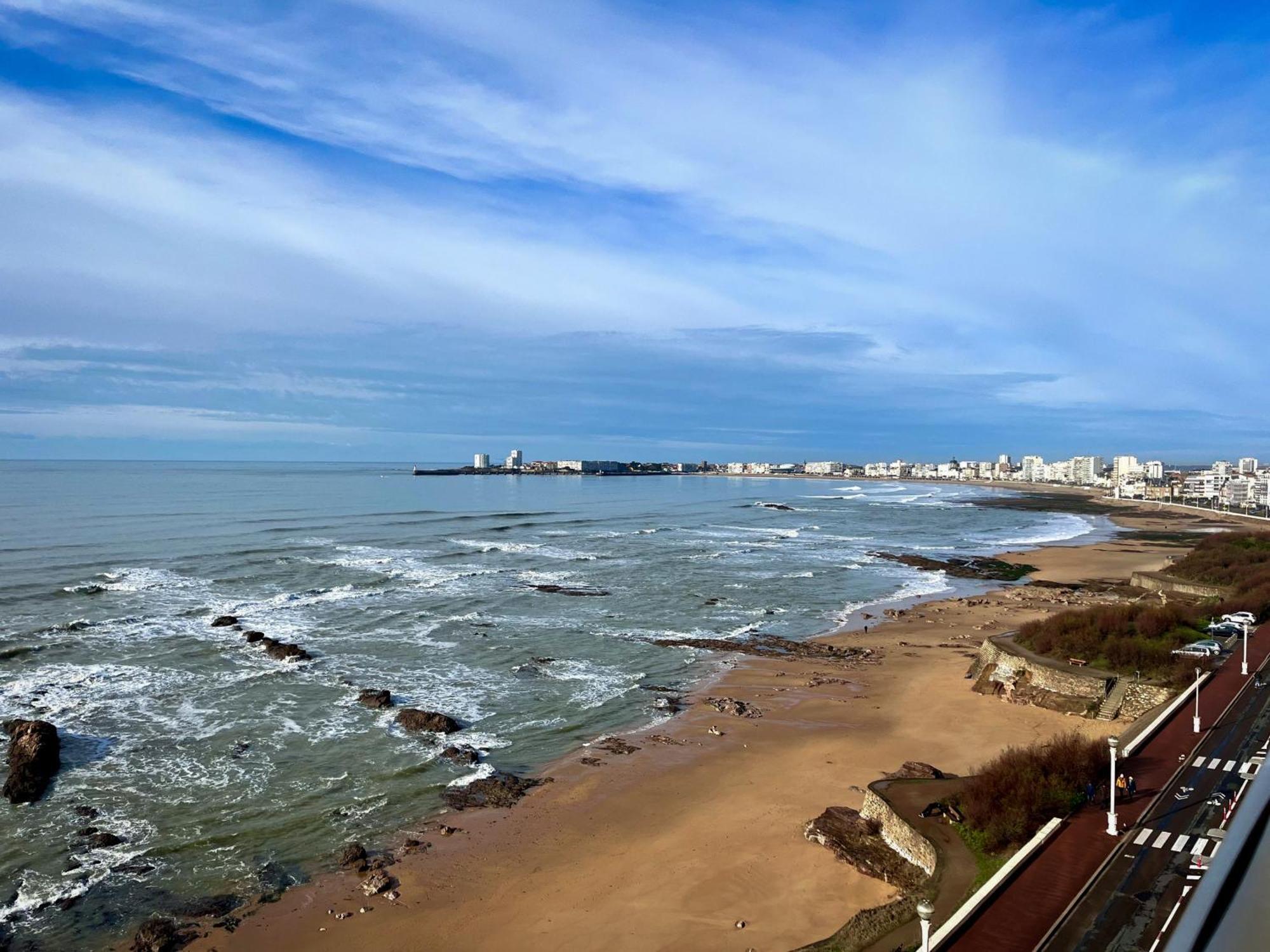 Joli Appartement Avec Vue Imprenable Sur La Baie Des Sables - 4 Pers レ・サ​​ーブル・ドロンヌ エクステリア 写真